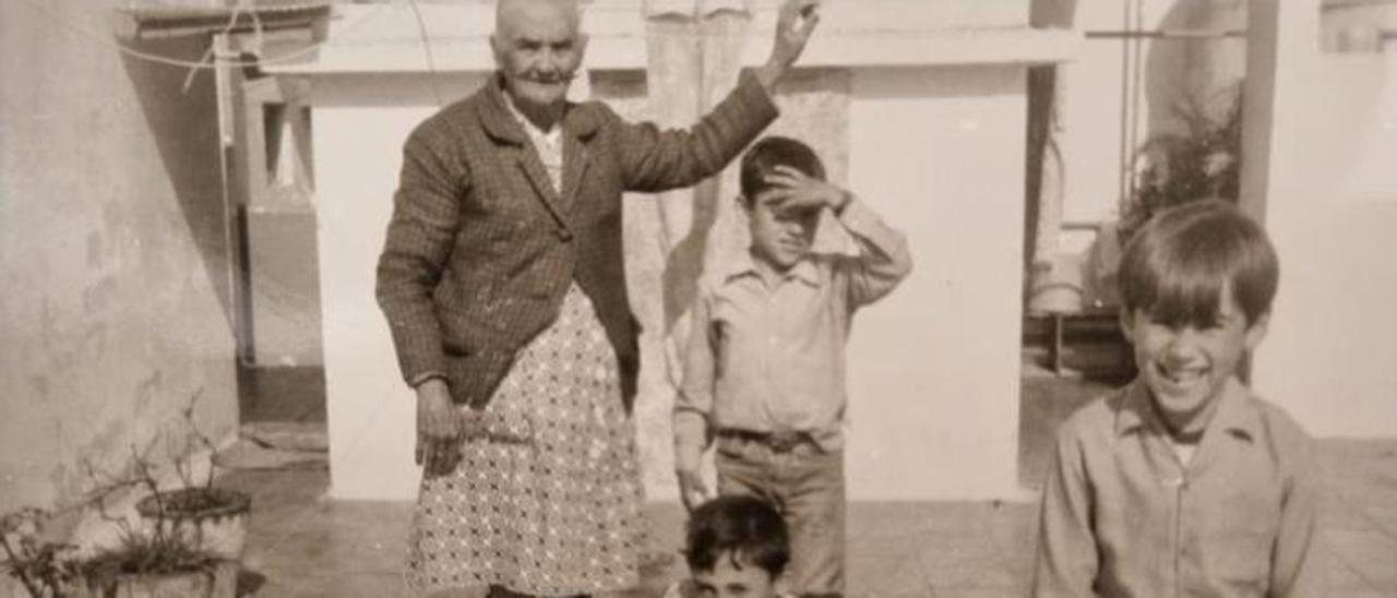 Mariquita García con tres de sus nietos en la azotea.