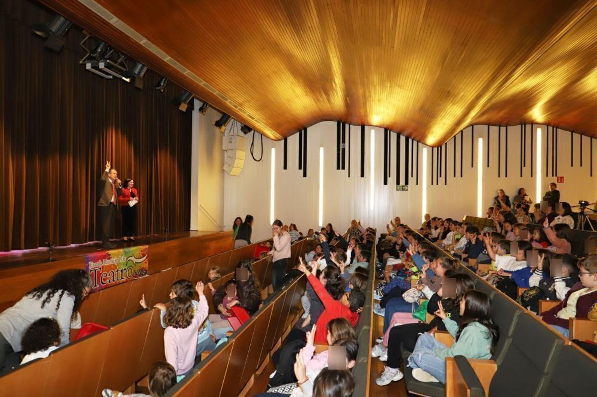 El alcalde presenta las XVI Xornadas Municipais de Teatro Escolar.