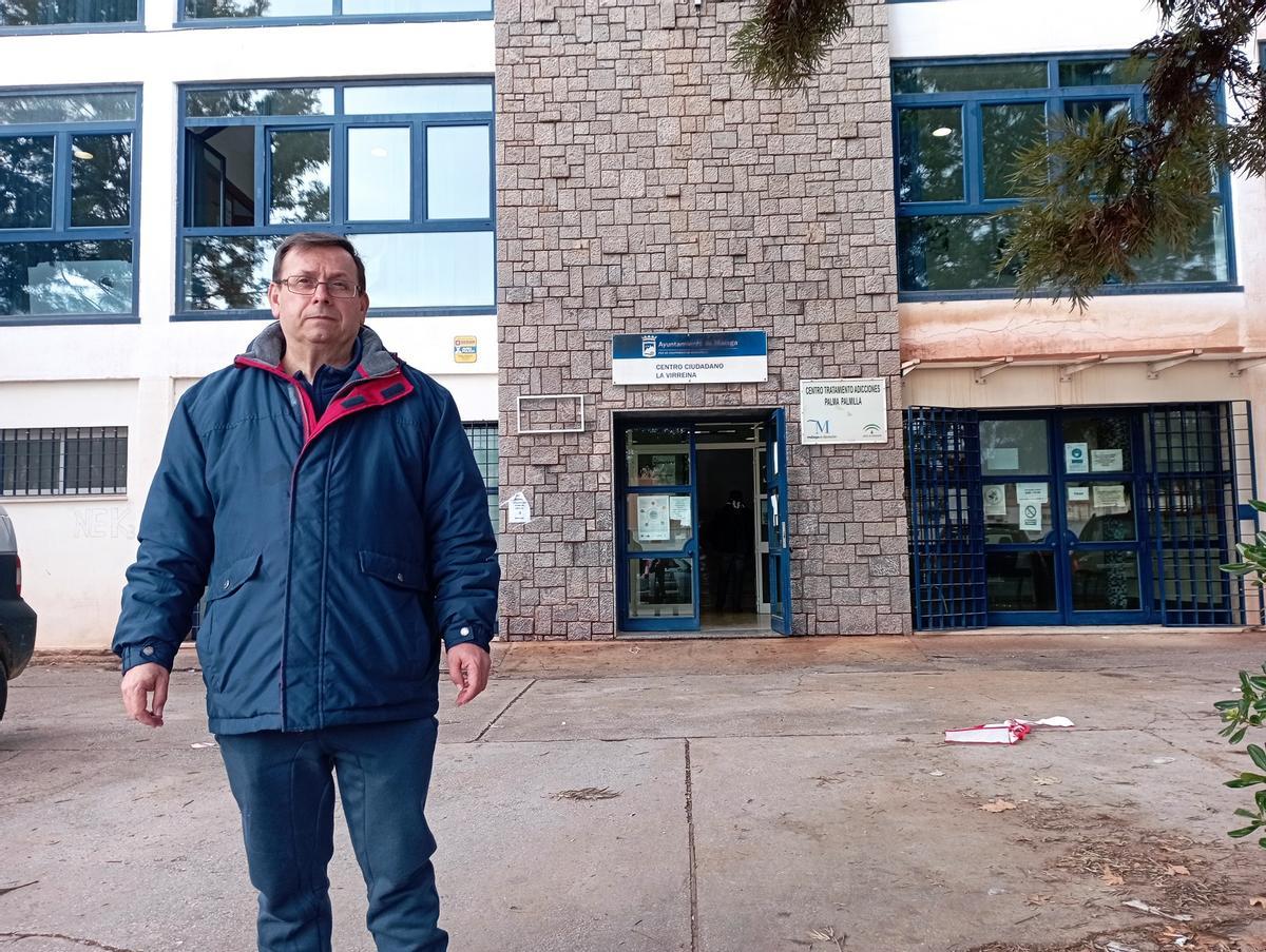 El dirigente vecinal Francisco García Vigo, delante del antiguo colegio, hoy centro ciudadano La Virreina, donde propone el albergue.