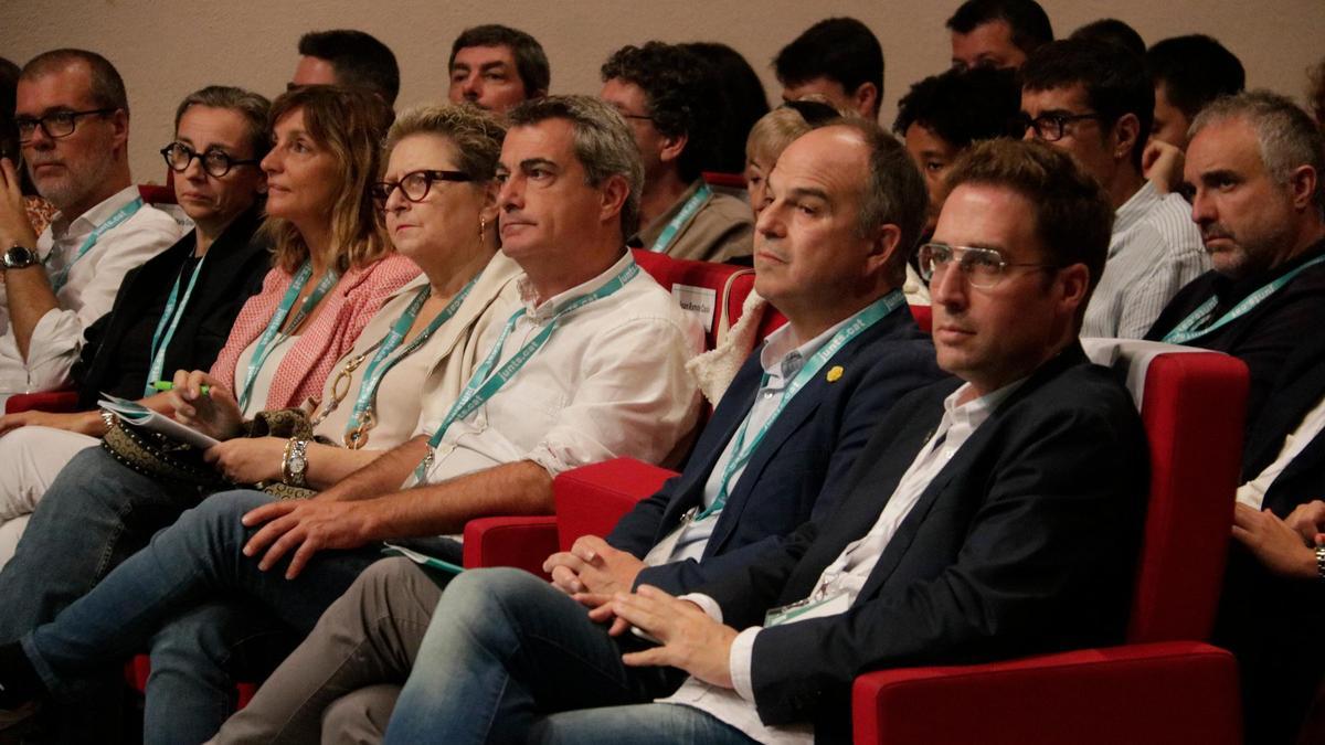 Jordi Turull y el alcalde de Figueres siguiendo el consejo nacional de Junts en Figueres