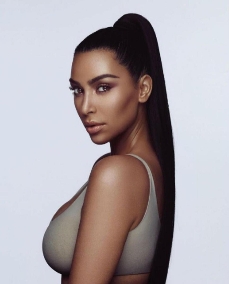 Kim Kardashian en la promoción de su marca de maquillaje