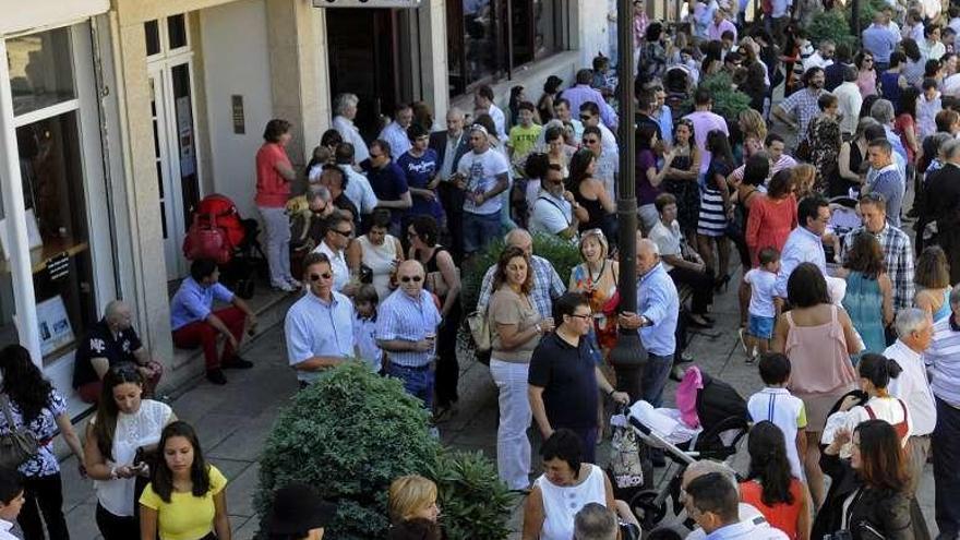 Gente durante un día de fiestas en Forcarei. // Bernabé/Javier Lalín