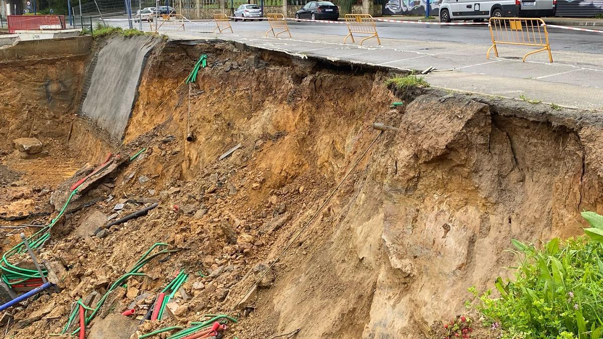 Gran desprendimiento de tierra, tras derrumbarse la acera y arrastras las tuberías de agua en Acea de Ama