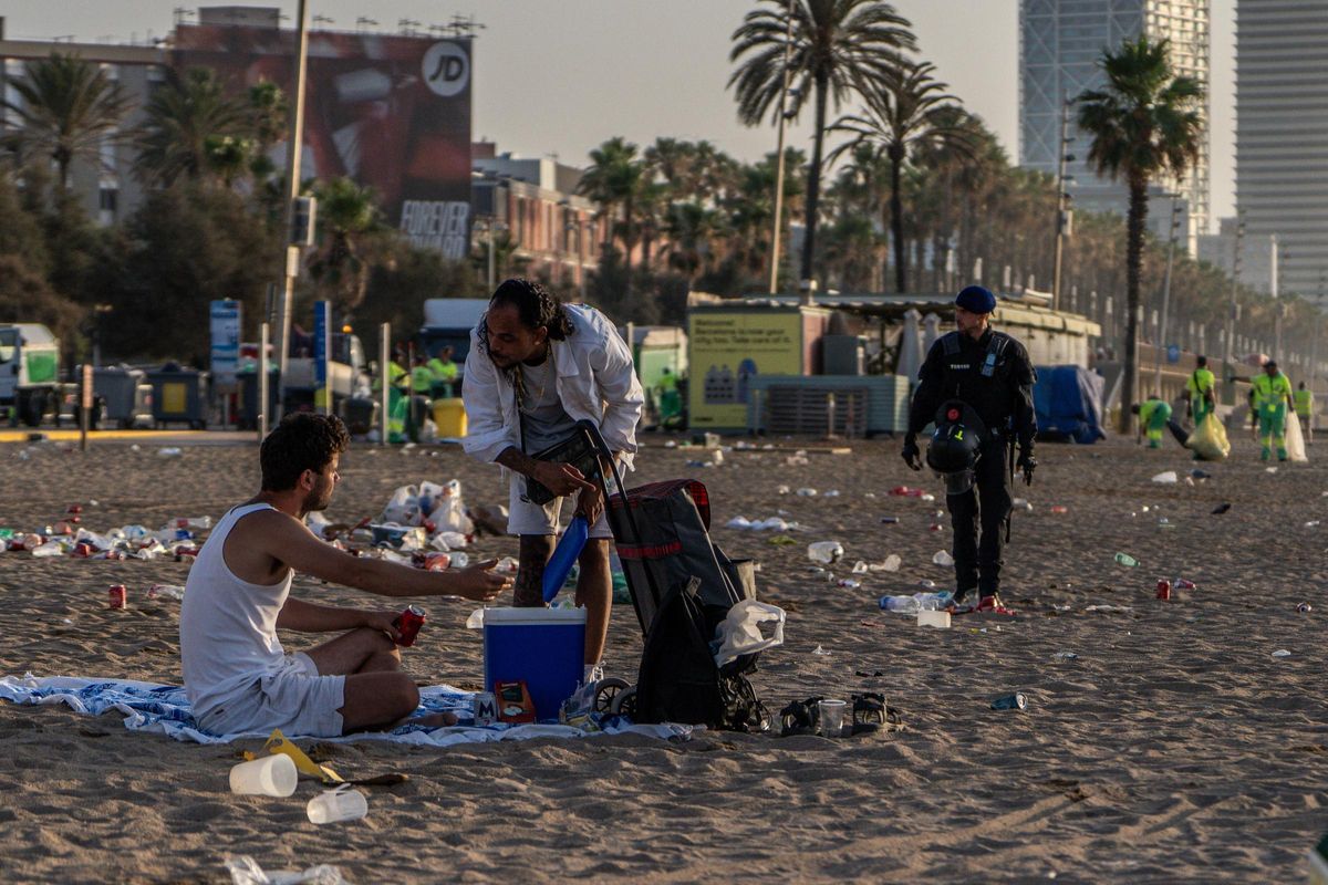 Limpieza de las playas de Barcelona tras la verbena de Sant Joan 2025
