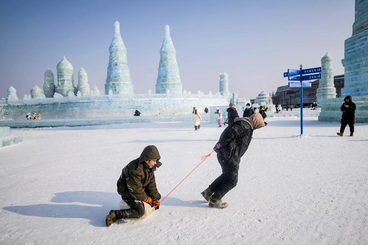 Esculturas y castillos de nieve en festivales de hielo de Moscú y  Heilongjiang, en el norte de China