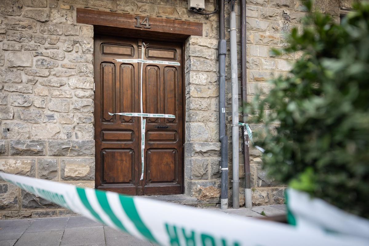 La Guarcia Civil ha precintado el acceso al edificio de Biescas.