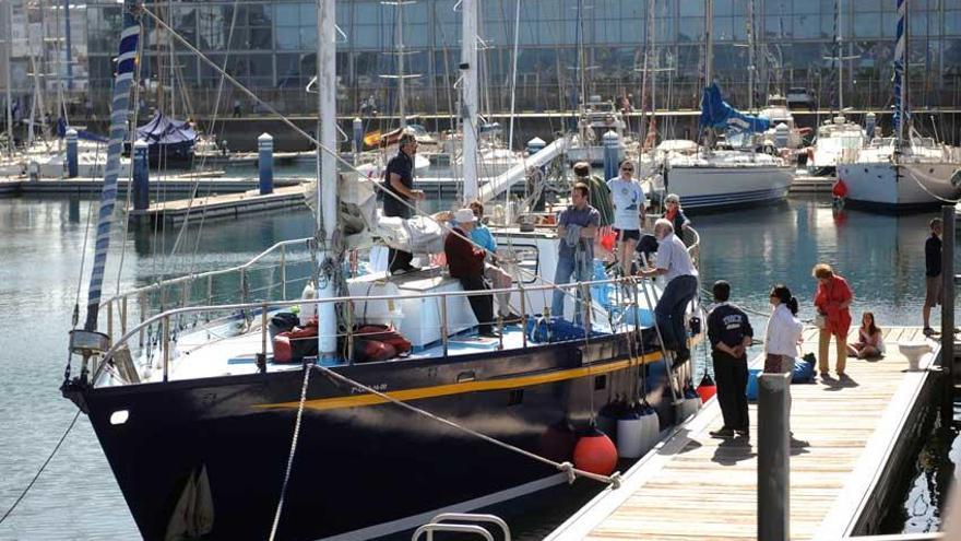 Velero en la dársena.