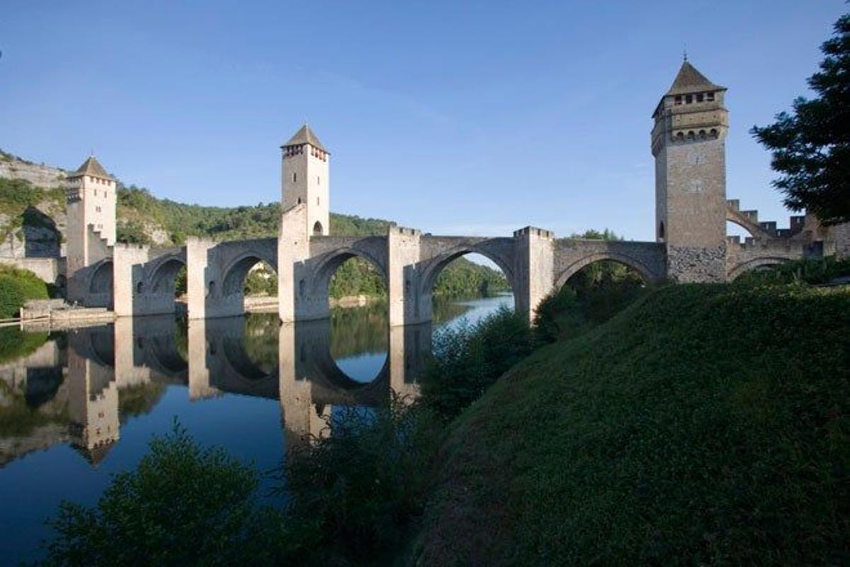 El puente Valentré es de origen medieval y se encuentra en Cahors, en el departamento de Lot.