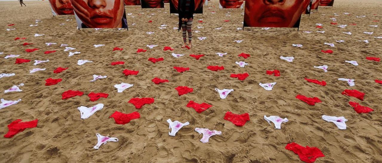 Una manifestación en contra de las violaciones en Brasil siembra de bragas la playa de Copacabana.