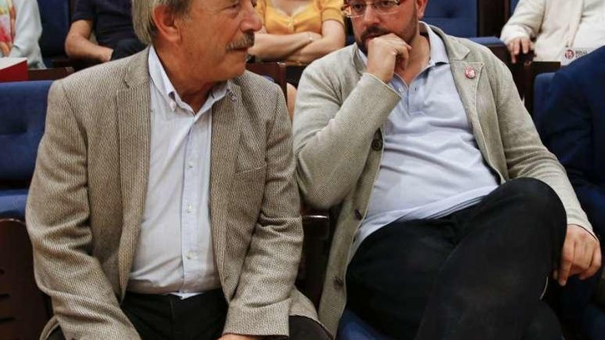 Adrián Barbón (a la derecha), junto a Wenceslao López, ayer, en un acto en el auditorio de Oviedo.