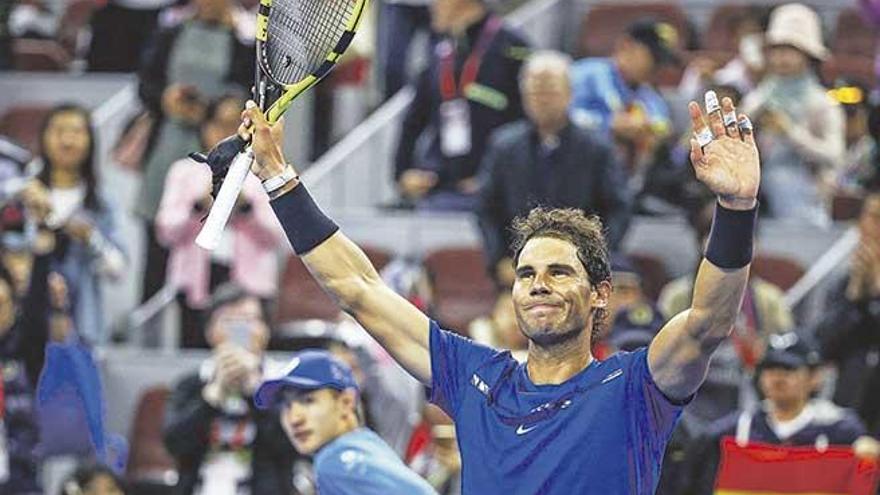 Rafel Nadal celebra el triunfo ayer ante el ruso Khachanov en el Abierto de China.