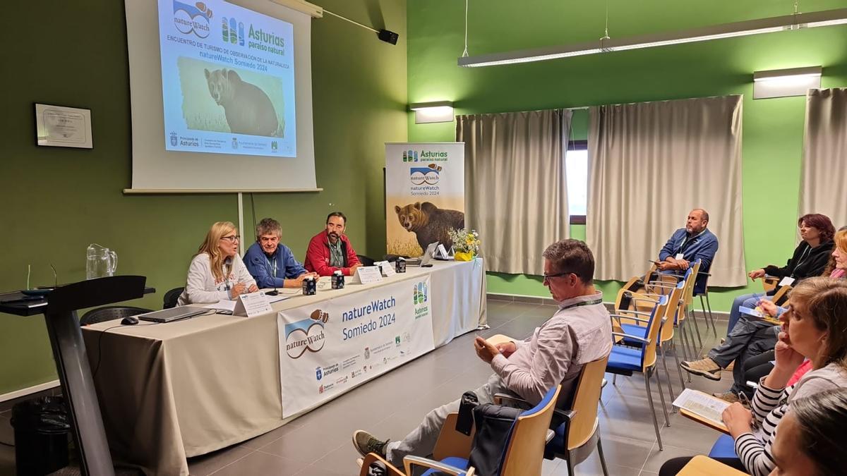 Lara Martínez junto al alcalde de Somiedo, Belarmino Fernández, y Luis Fernando Alonso, director del parque natural de Somiedo, en la inauguración del encuentro.