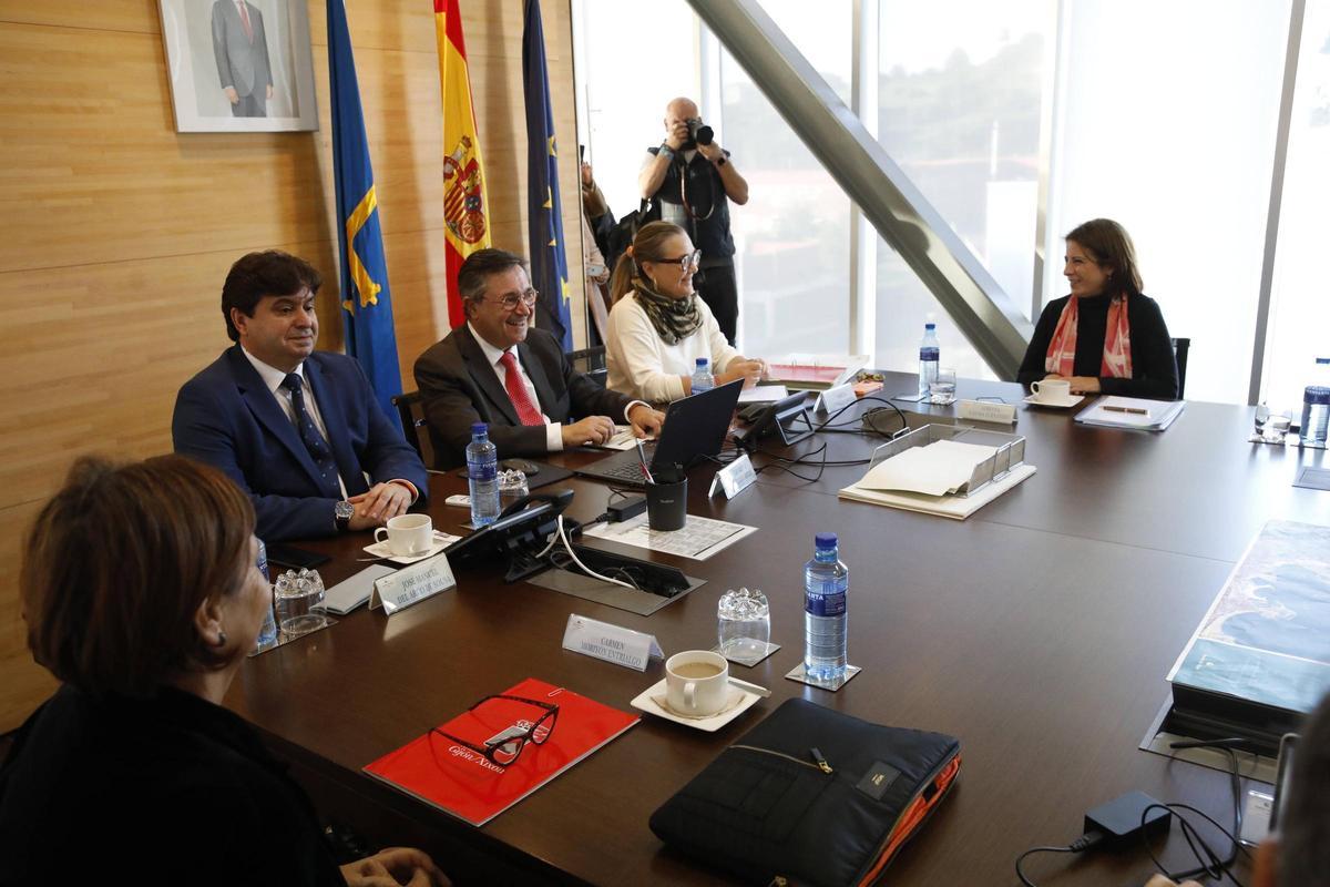 Del Arco, junto a Laureano Lourido, presidiendo un consejo del Puerto.