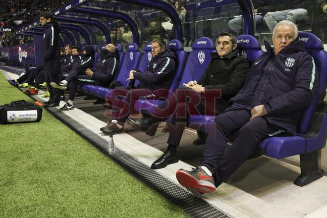 Levante 2 - FC Barcelona 1 - Ernesto Valverde junto a Carles Naval en el banquillo durante el partido de ida de octavos de final de Copa del Rey entre el Levante y el FC Barcelona