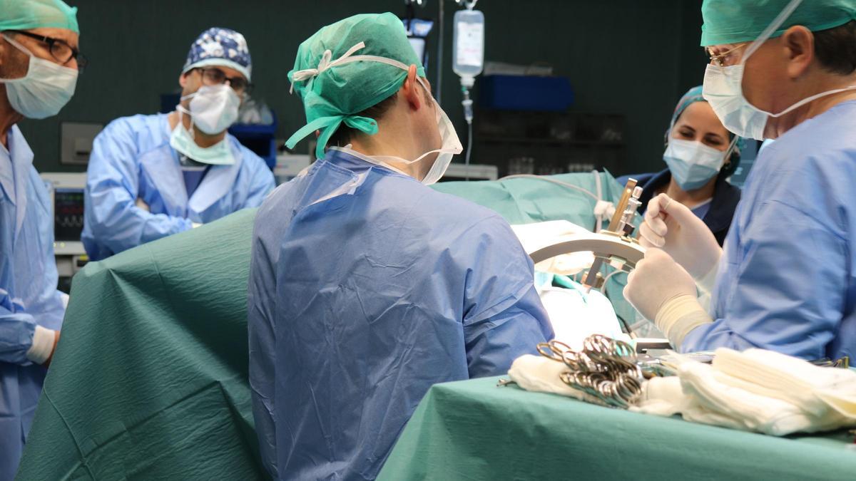 El equipo médico durante una operación de parkinson