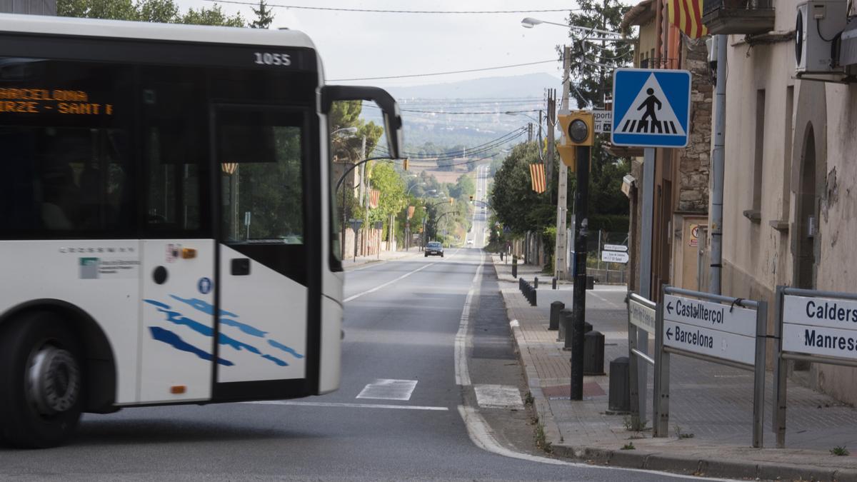 Un bus de Sagalés sortint de Moià