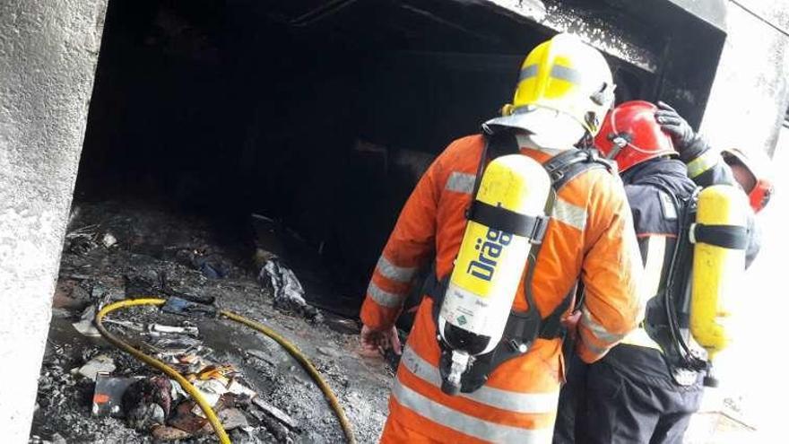 Los profesionales de Ribadavia y Avión, trabajando en el fuego. // FdV