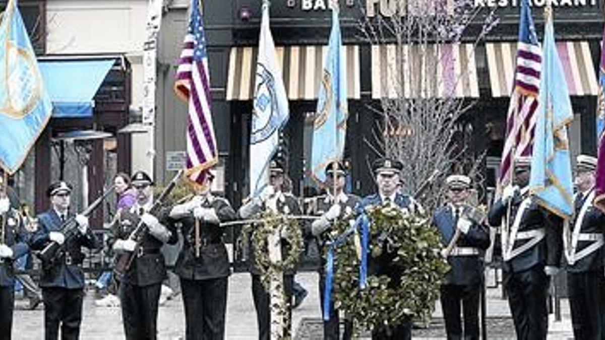 Acto de homenaje, ayer, a los 4 muertos y 260 heridos en el atentado con bombas en el maratón de Boston de hace un año.