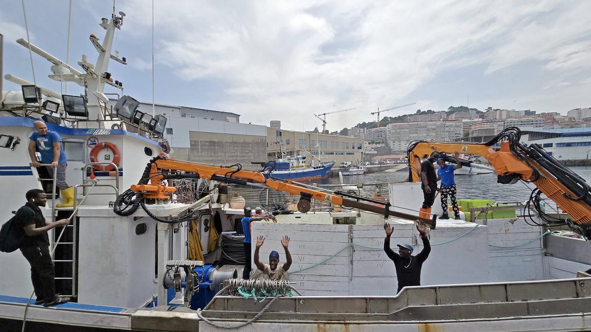 Tripulantes de un cerquero con base en Vigo, ayer, antes de salir a pescar sardina para San Xoán.