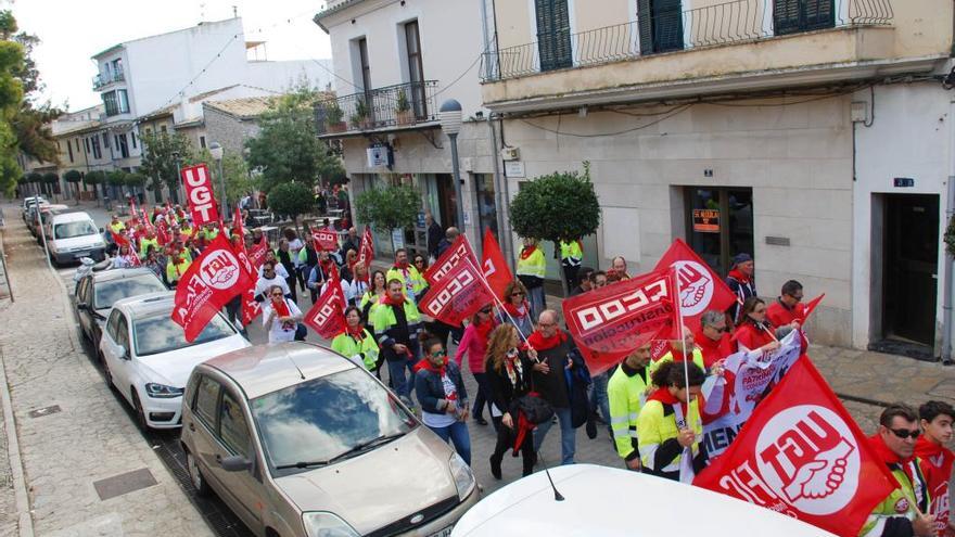 Protesta de los trabajadores de Cemex para defender sus trabajos, el pasado noviembre.  m. v. c.