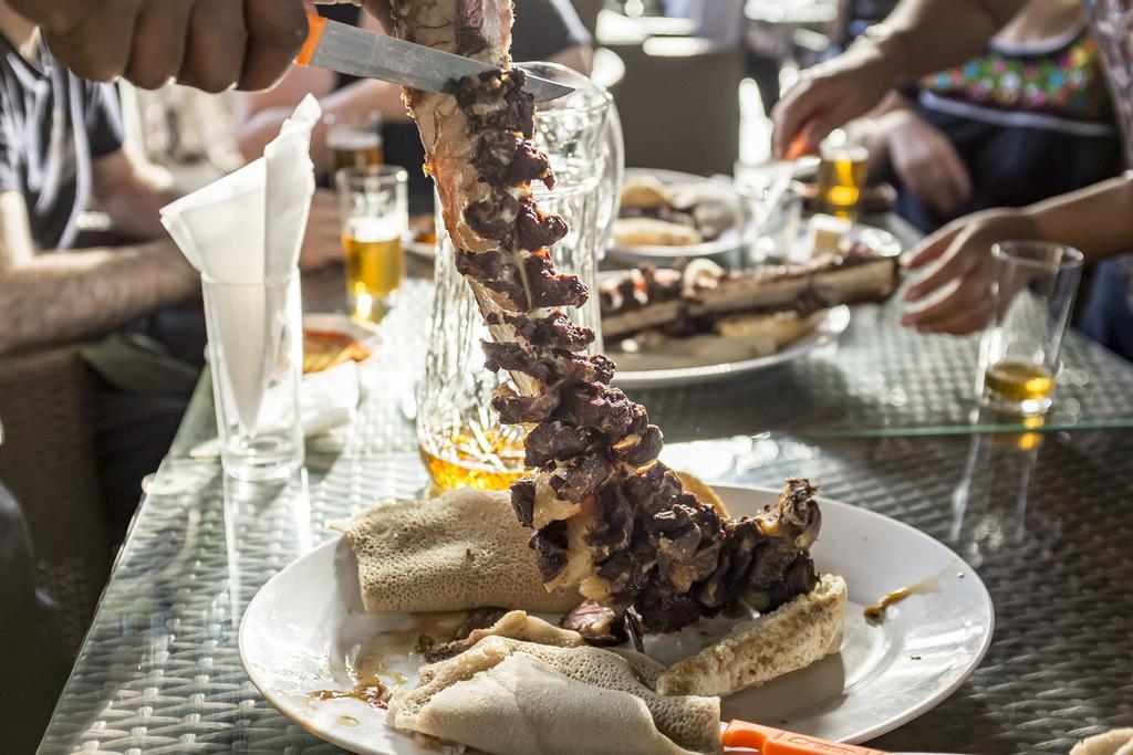 Carne de res asada con su hueso en Addis Abeba, Etiopía.