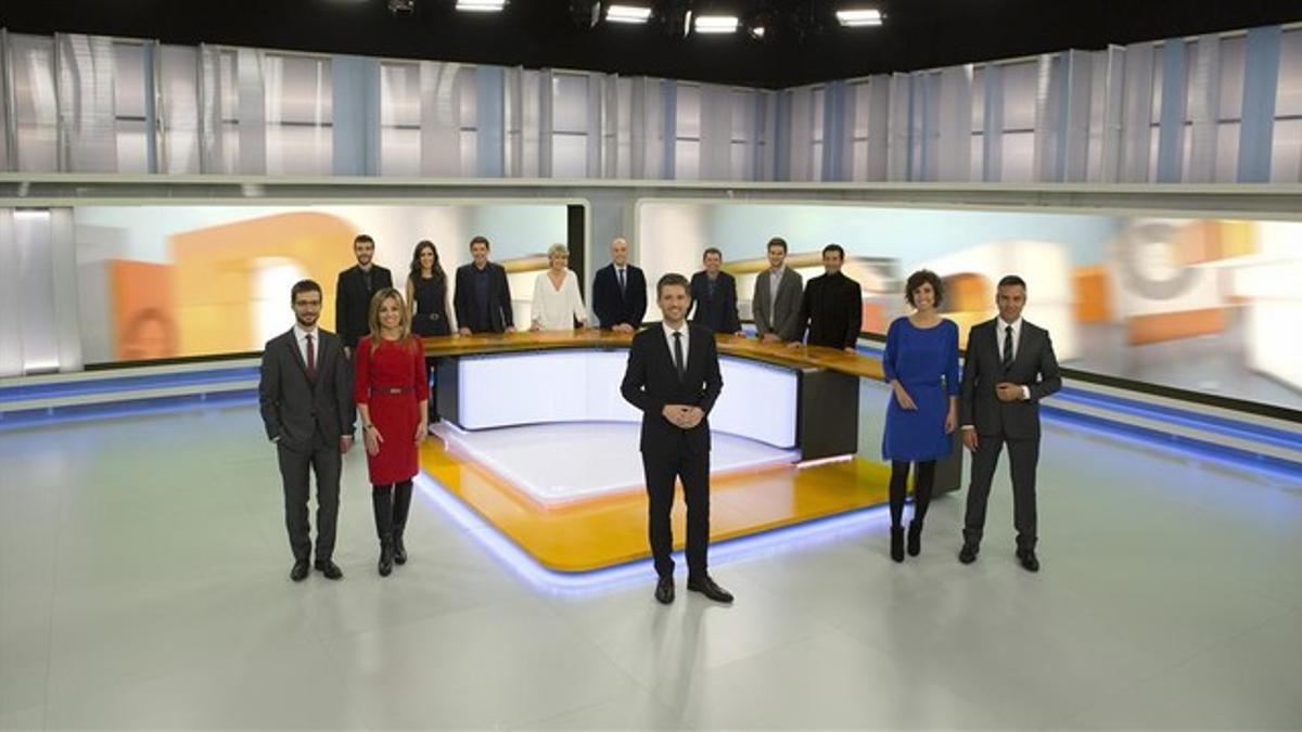 Los presentadores de los Telenotícies de TV-3, en el plató de los informativos de la cadena