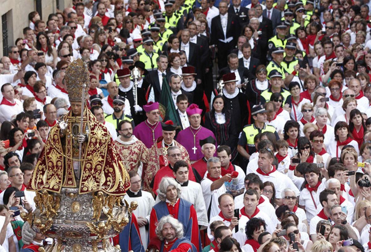 La imatge de Sant Fermí rep un bany de multituds, durant la processó dominical. (EFE / JESÚS DIGES)