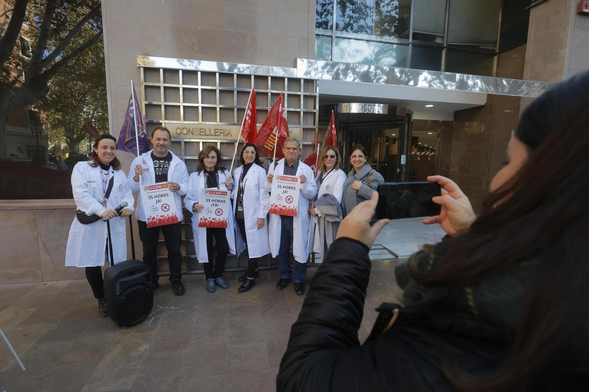 Protesta de los sanitarios valencianos frente a la conselleria