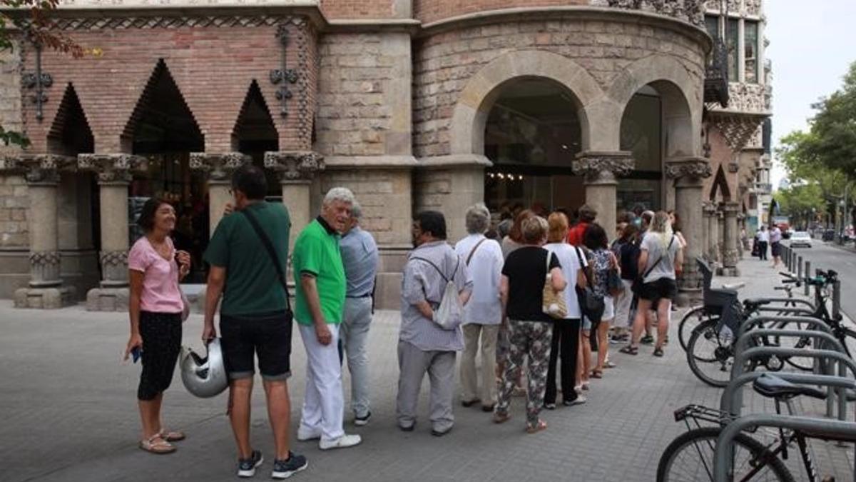 Colas ante la Casa de les Punxes este viernes.