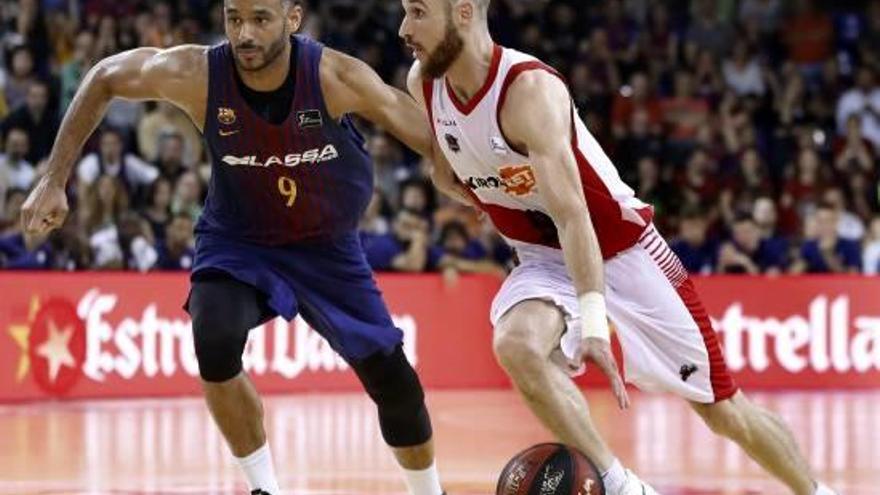 Hanga pressiona una entrada de l&#039;exblaugrana Marcelinho Huertas.