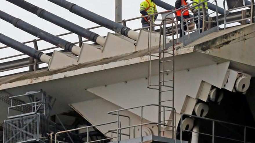 Los técnicos preparan el descenso de los escaladores.//Marta G. Brea