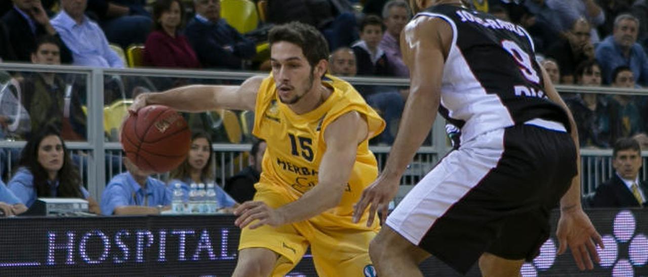 El base Joaquín Portugués domina el balón en el partido de su debut con el Herbalife Gran Canaria.