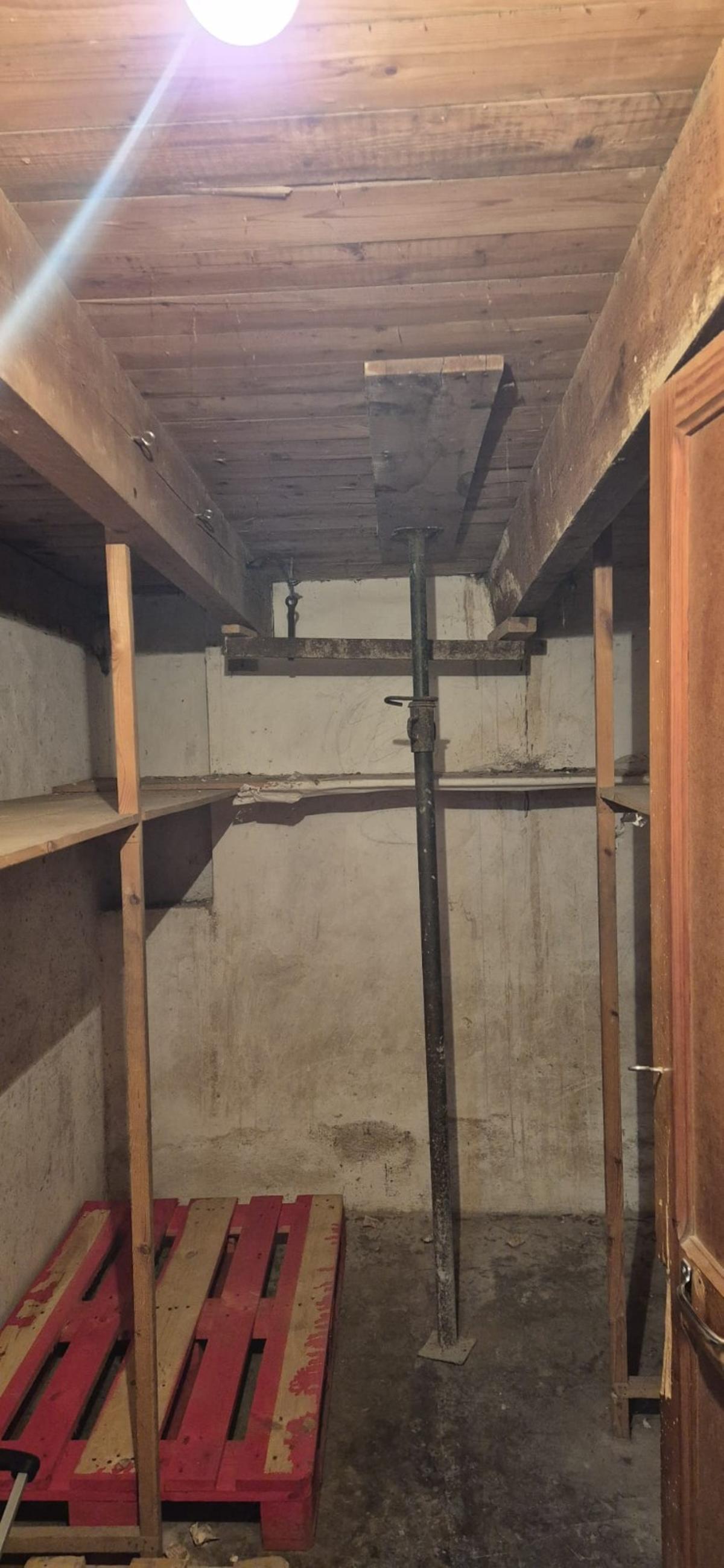 Los usuarios han apuntalado la zona de los camerinos.