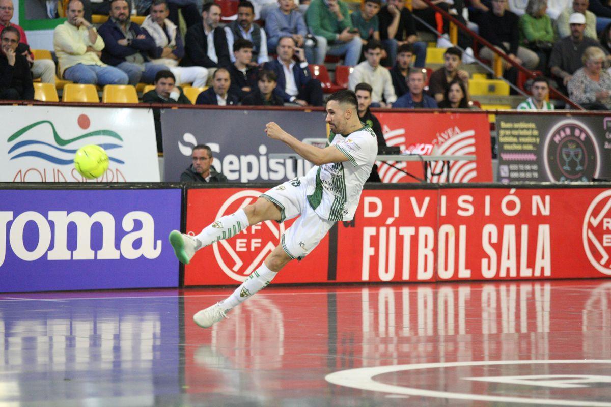 Felipe Echavarría realiza un disparo durante un encuentro de esta temporada con el Córdoba Futsal.