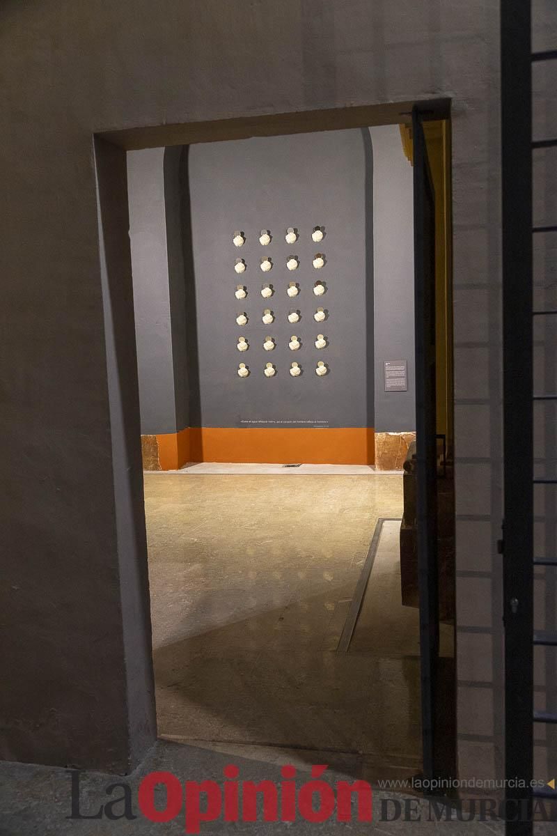 Así es la exposición 'Los Asomados' de Lidó Rico, que llega a Caravaca en su Año Jubilar