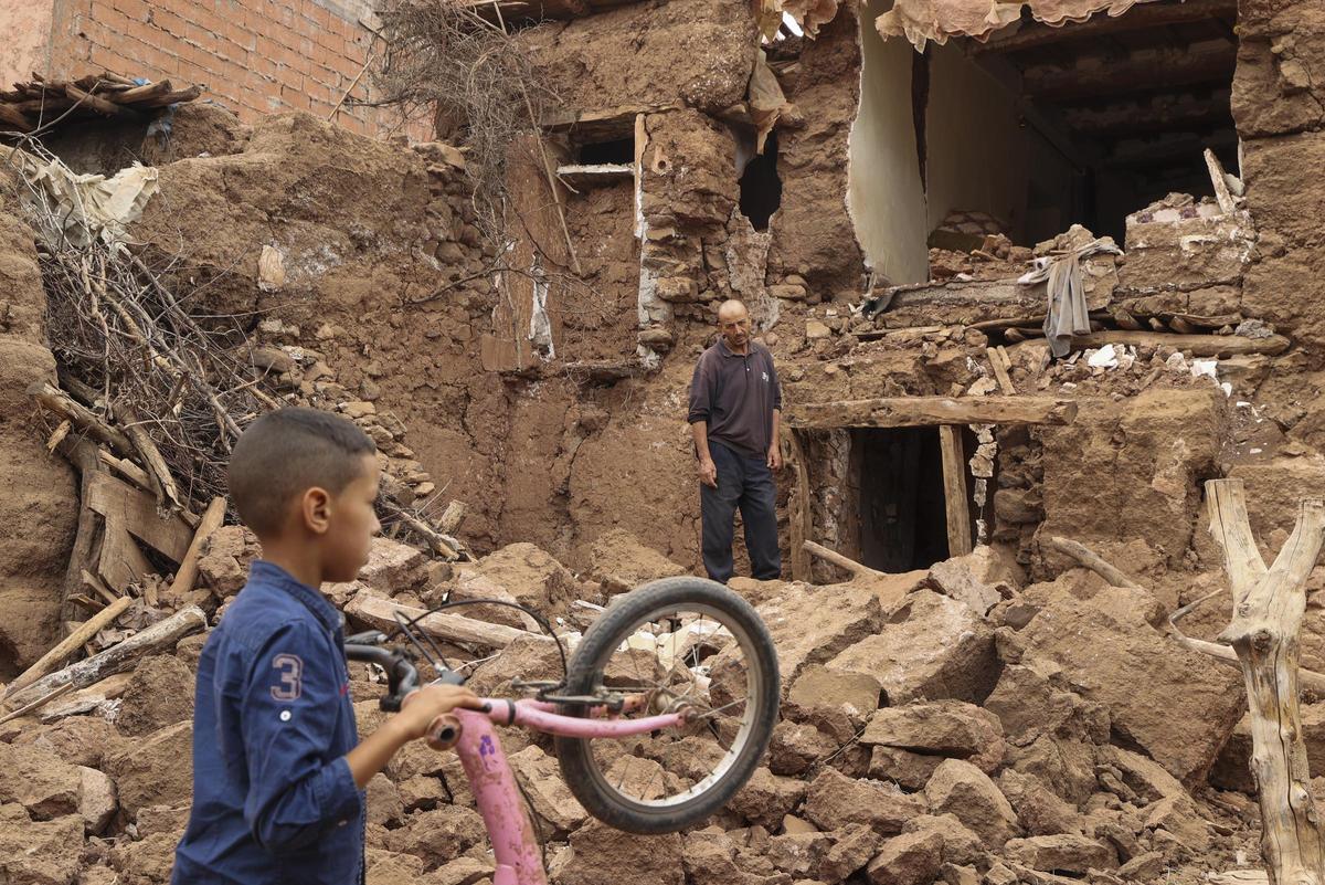 Un hombre permanece de pie en un edificio derruido por el terremoto que ha causado miles de muertes en Marruecos Un hombre permanece de pie en un edificio derruido por el terremoto que ha causado miles de muertes en Marruecos