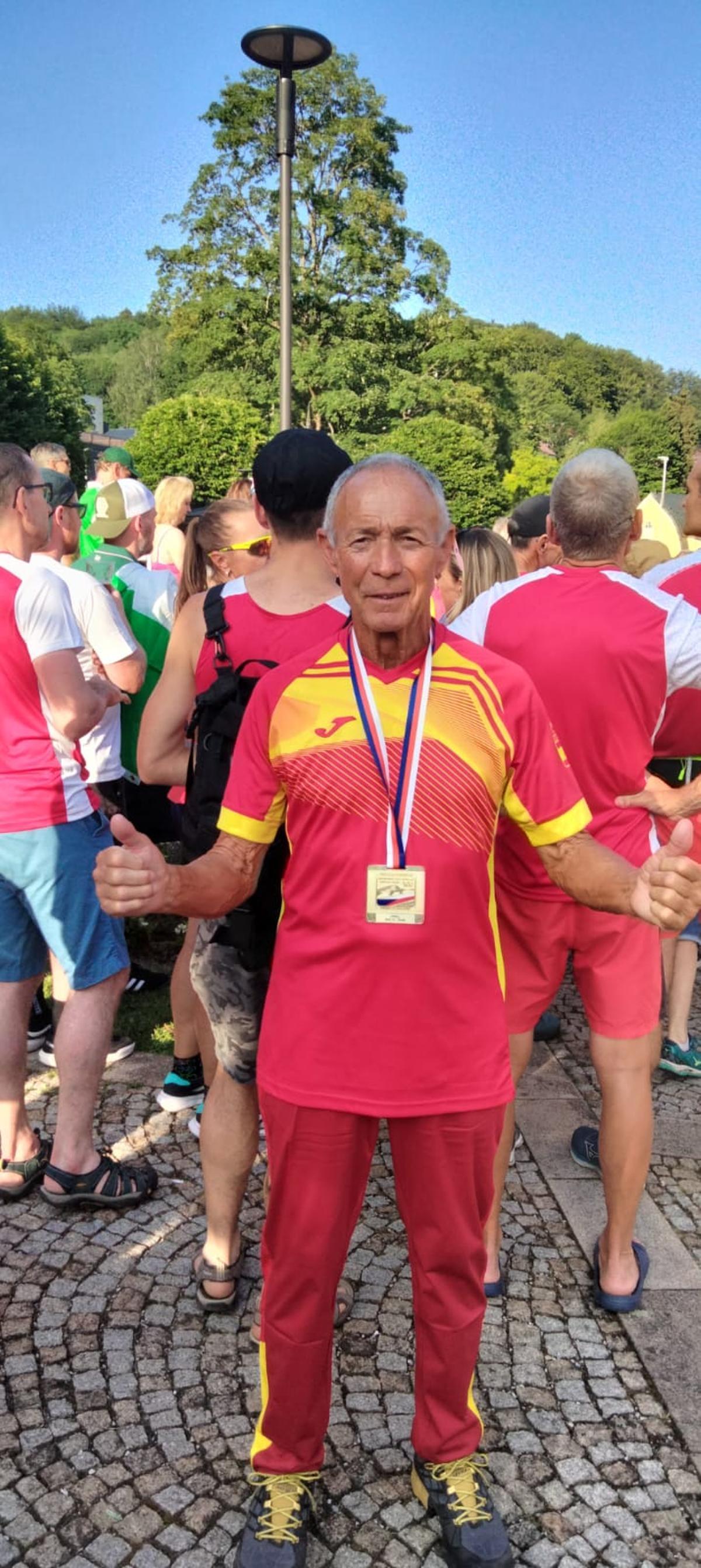 Tomás González Morales, con una de sus medallas del Mundial.