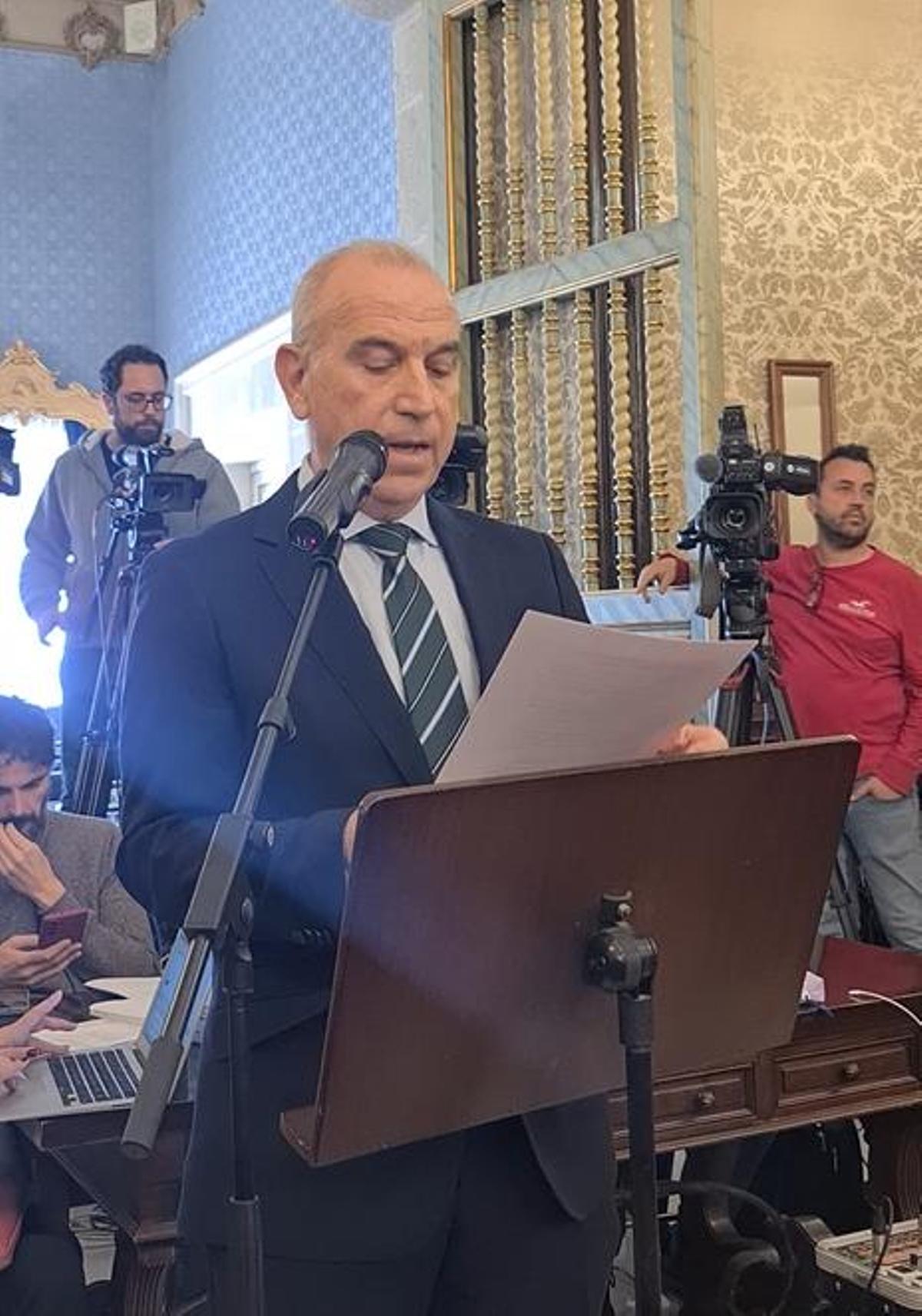 El presidente del Colegio de Médicos en un momento de su intervención en el Pleno Municipal, este jueves