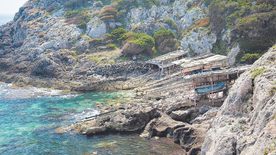 Iglesias, torres de defensa, faros y molinos, visita obligada