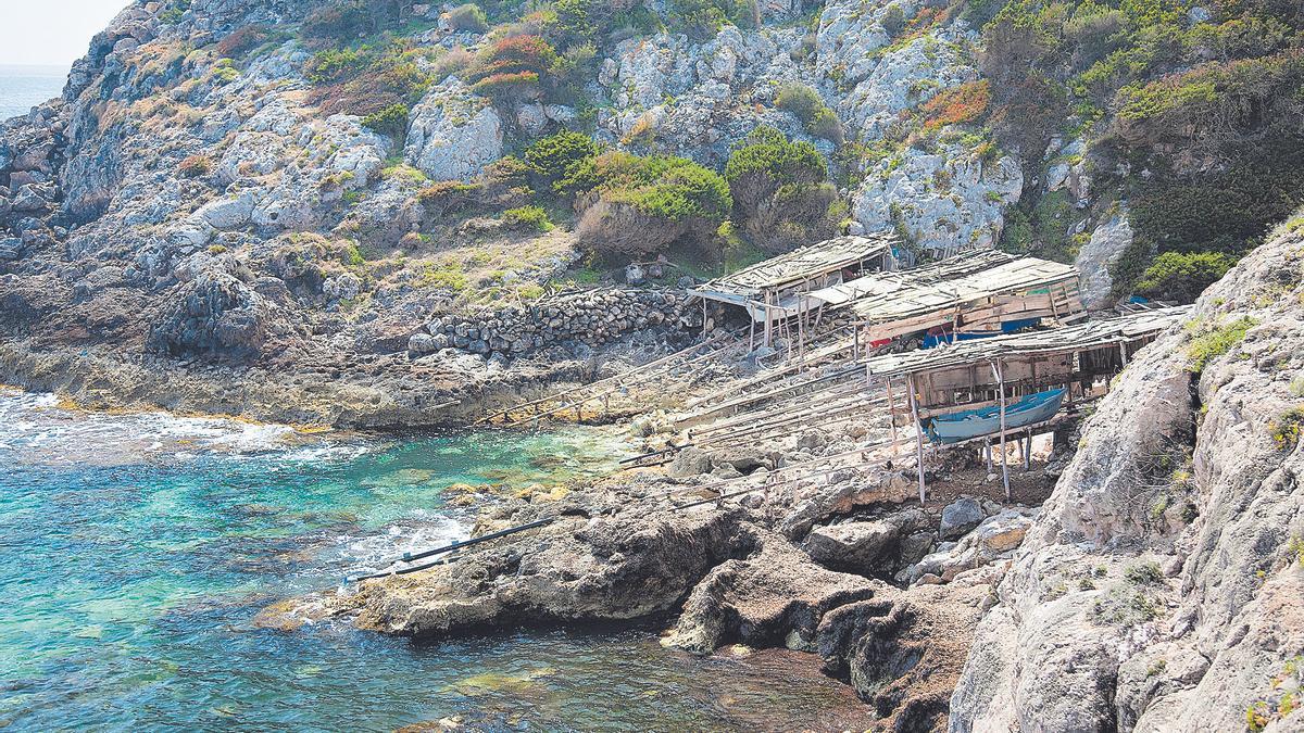 Los varaderos donde los pescadores guardan sus barcos son parte del patrimonio cultural de la isla.