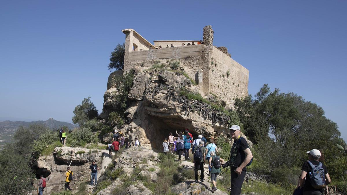Participantes en una romería a la ermita del Puig en una edición pasada.