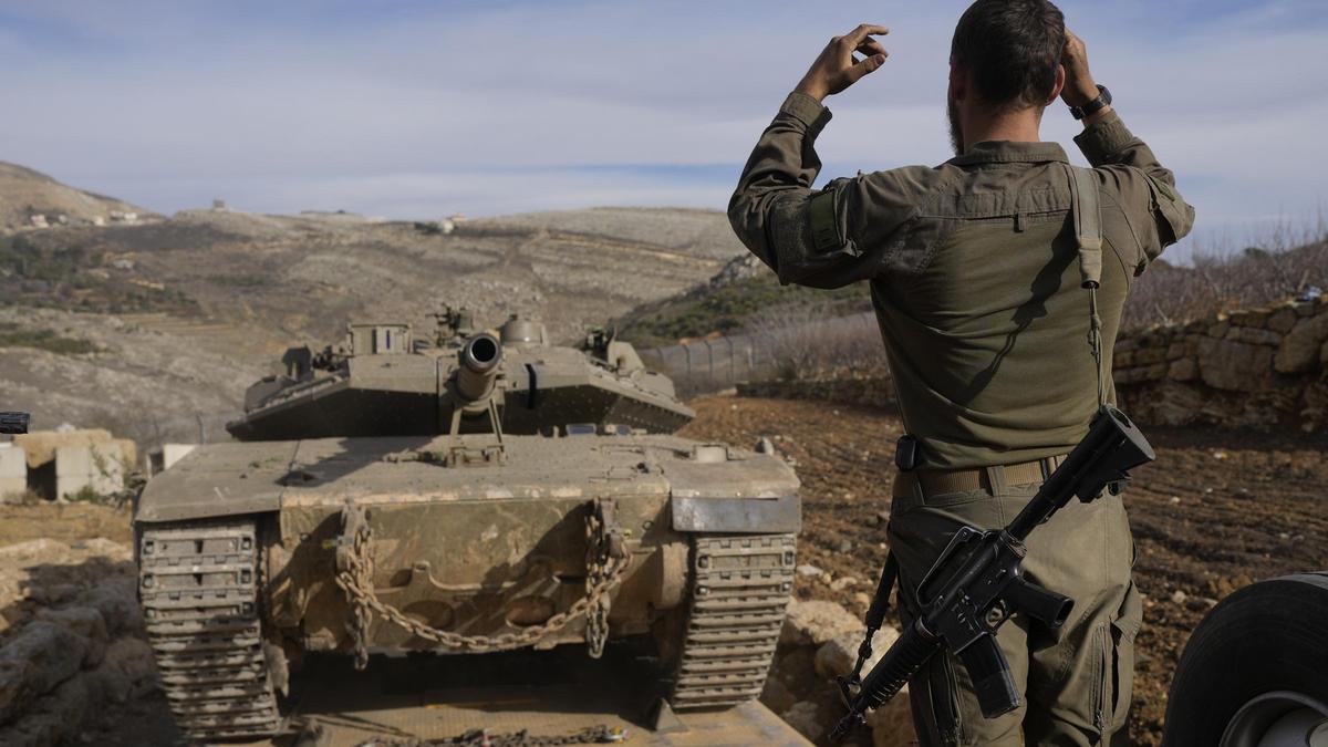 Un soldado israelí dirige un tanque junto a la línea Alpha que separa la zona anexionada de los Altos del Golán de Siria, este miércoles.