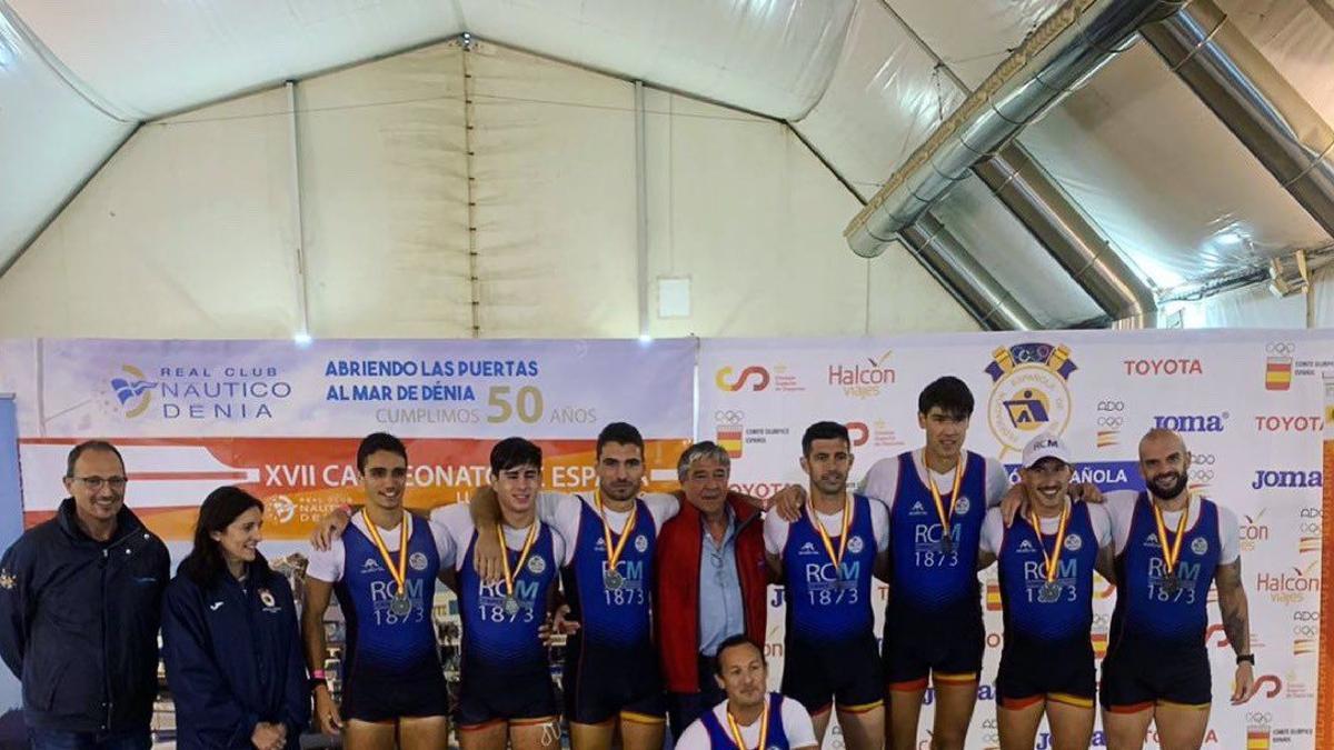 Los remeros del Real Club Mediterránero de Malaga posan con las medallas conseguidas.
