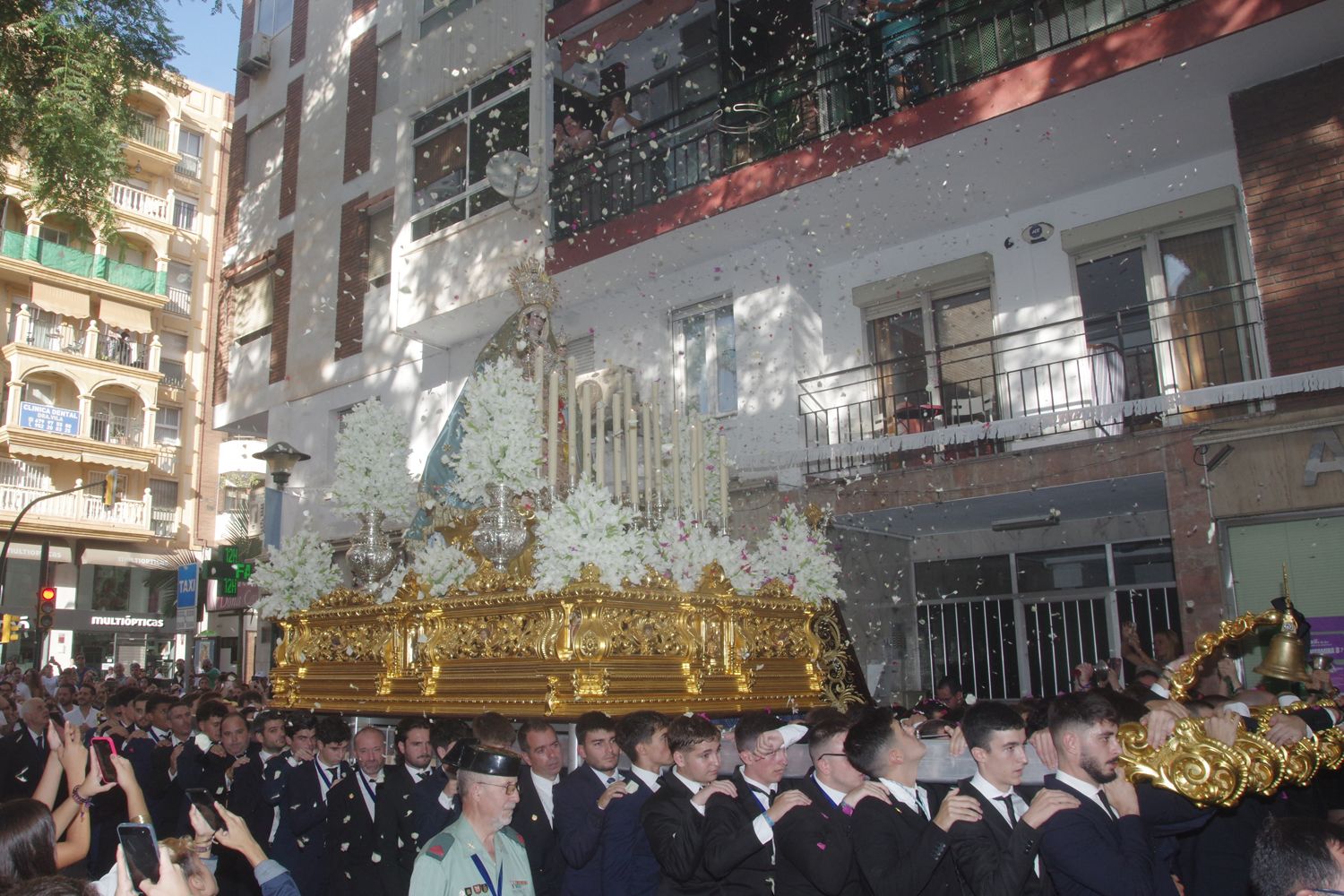 La Virgen del Rosario bendice las calles de El Palo en su procesión