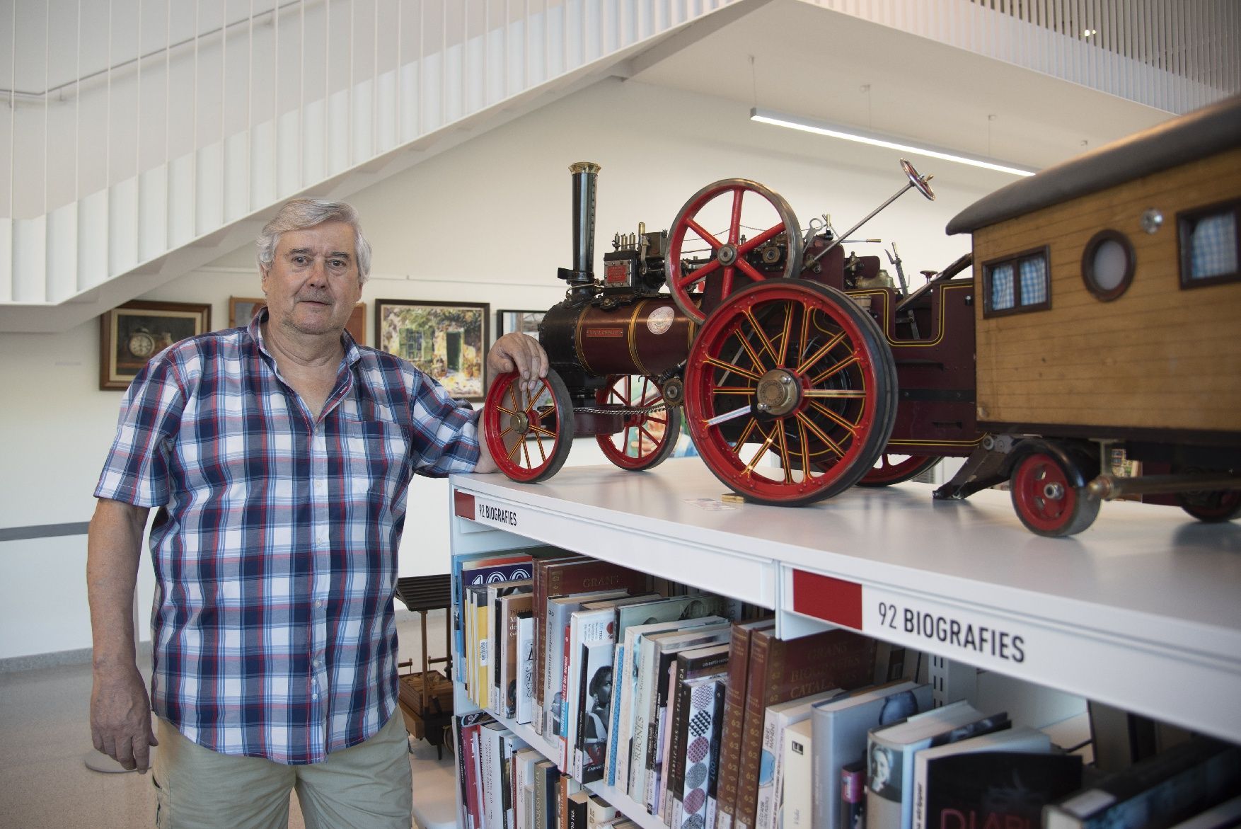 La passió per la mecànica porta un navarclí a reproduir trens i tractors a petita escala