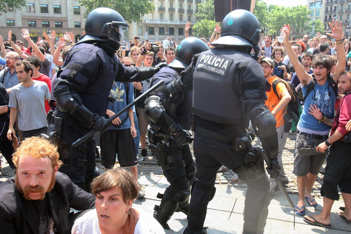 El desalojo de plaça Catalunya, visto por Guillermo Moliner.