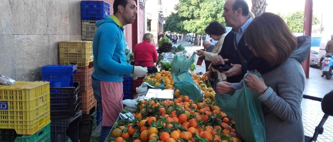 Uno de los puestos de venta de fruta y verdura.