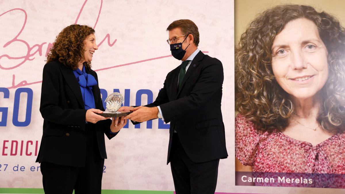 Carmen Merelas, directora de LA OPINIÓN, recibe el premio de periodismo Diego Bernal de manos del presidente de la Xunta, Alberto Núñez Feijóo.