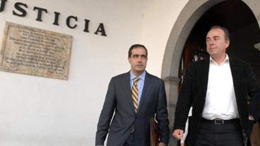 Miguel Zerolo, ex alcalde de Santa Cruz de Tenerife, a la salida del TSJC durante una de sus declaraciones. i JUAN CARLOS CASTRO