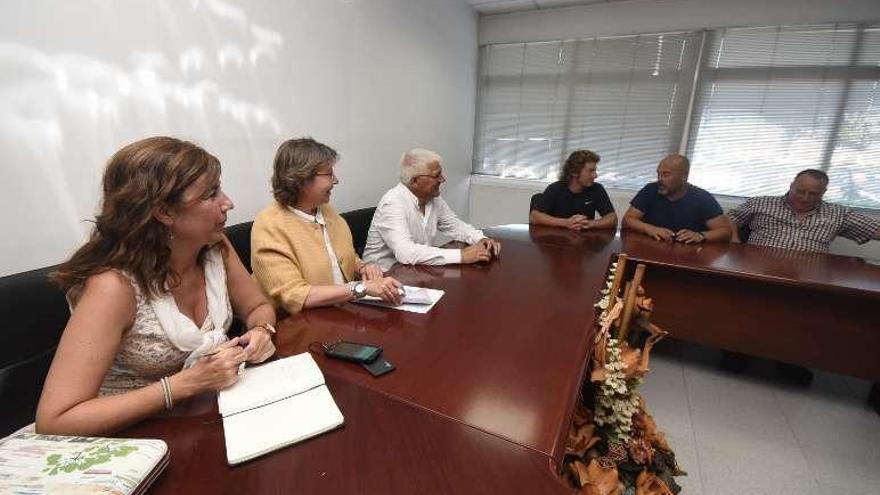 Rosa Quintana, segunda por la izquierda, ayer en Portonovo. // FdV